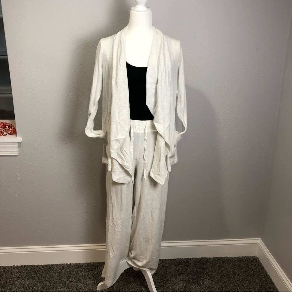 La Cera pajamas with a cardigan top super soft. Size small